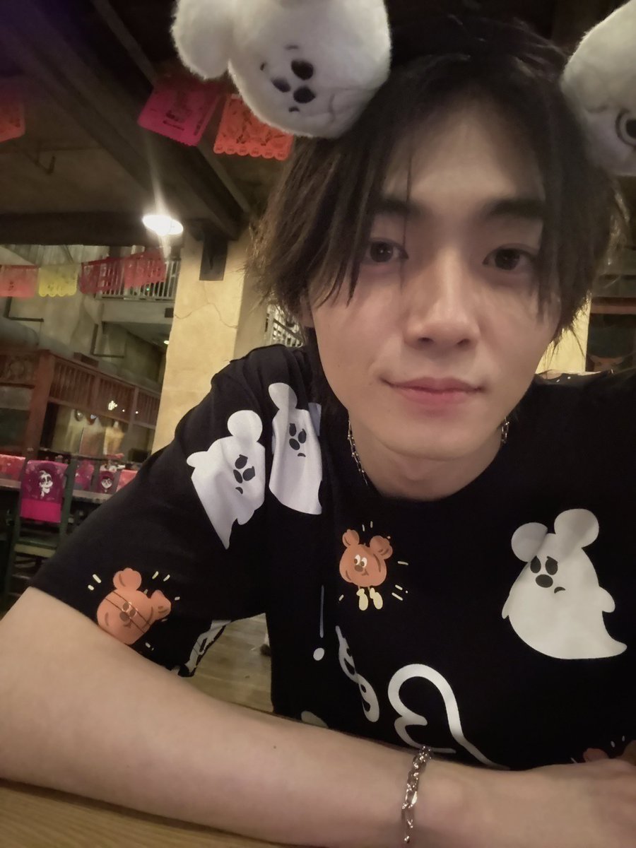 haruhi_iuchi712's tweet photo. 人生初のディズニーランド・ディズニーシーに行ってきました！！！

念願だったディズニーでの撮影です！！

パークの雰囲気もアトラクションもパレードもご飯も全部最高でした🎃

女性自身さんにて発売中です！！✨
是非お手に取ってみてください！

#ディズニーハロウィーン
#女性自身
#井内悠陽 https://t.co/c4wFxQx8ST