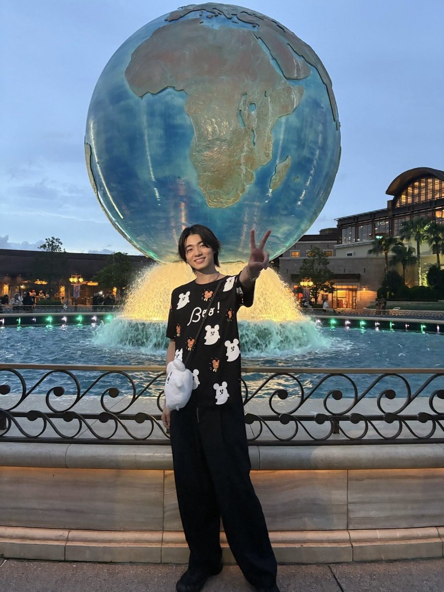 haruhi_iuchi712's tweet photo. 人生初のディズニーランド・ディズニーシーに行ってきました！！！

念願だったディズニーでの撮影です！！

パークの雰囲気もアトラクションもパレードもご飯も全部最高でした🎃

女性自身さんにて発売中です！！✨
是非お手に取ってみてください！

#ディズニーハロウィーン
#女性自身
#井内悠陽 https://t.co/c4wFxQx8ST