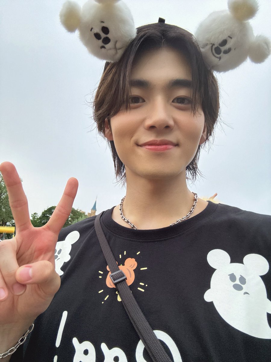 haruhi_iuchi712's tweet photo. 人生初のディズニーランド・ディズニーシーに行ってきました！！！

念願だったディズニーでの撮影です！！

パークの雰囲気もアトラクションもパレードもご飯も全部最高でした🎃

女性自身さんにて発売中です！！✨
是非お手に取ってみてください！

#ディズニーハロウィーン
#女性自身
#井内悠陽 https://t.co/c4wFxQx8ST