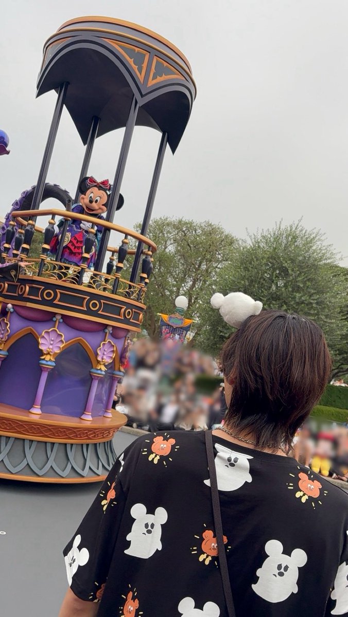 haruhi_iuchi712's tweet photo. 人生初のディズニーランド・ディズニーシーに行ってきました！！！

念願だったディズニーでの撮影です！！

パークの雰囲気もアトラクションもパレードもご飯も全部最高でした🎃

女性自身さんにて発売中です！！✨
是非お手に取ってみてください！

#ディズニーハロウィーン
#女性自身
#井内悠陽 https://t.co/c4wFxQx8ST