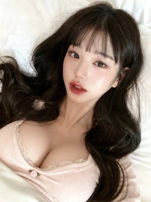Idolsau32's tweet photo. Wonyoung just urging you to come to bed and cuddle next to her tits🤭 https://t.co/ybL7vasWqR