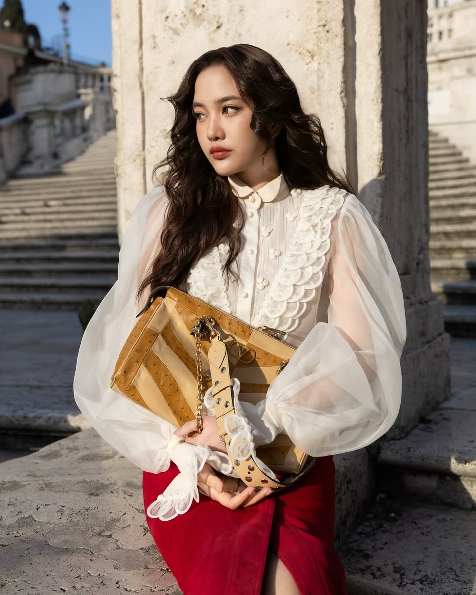 itsbecfreen_'s tweet photo. effortlessly stunning...

#srchafreen #ValentinoxFreen 
#PFW https://t.co/Z8UCByptMx