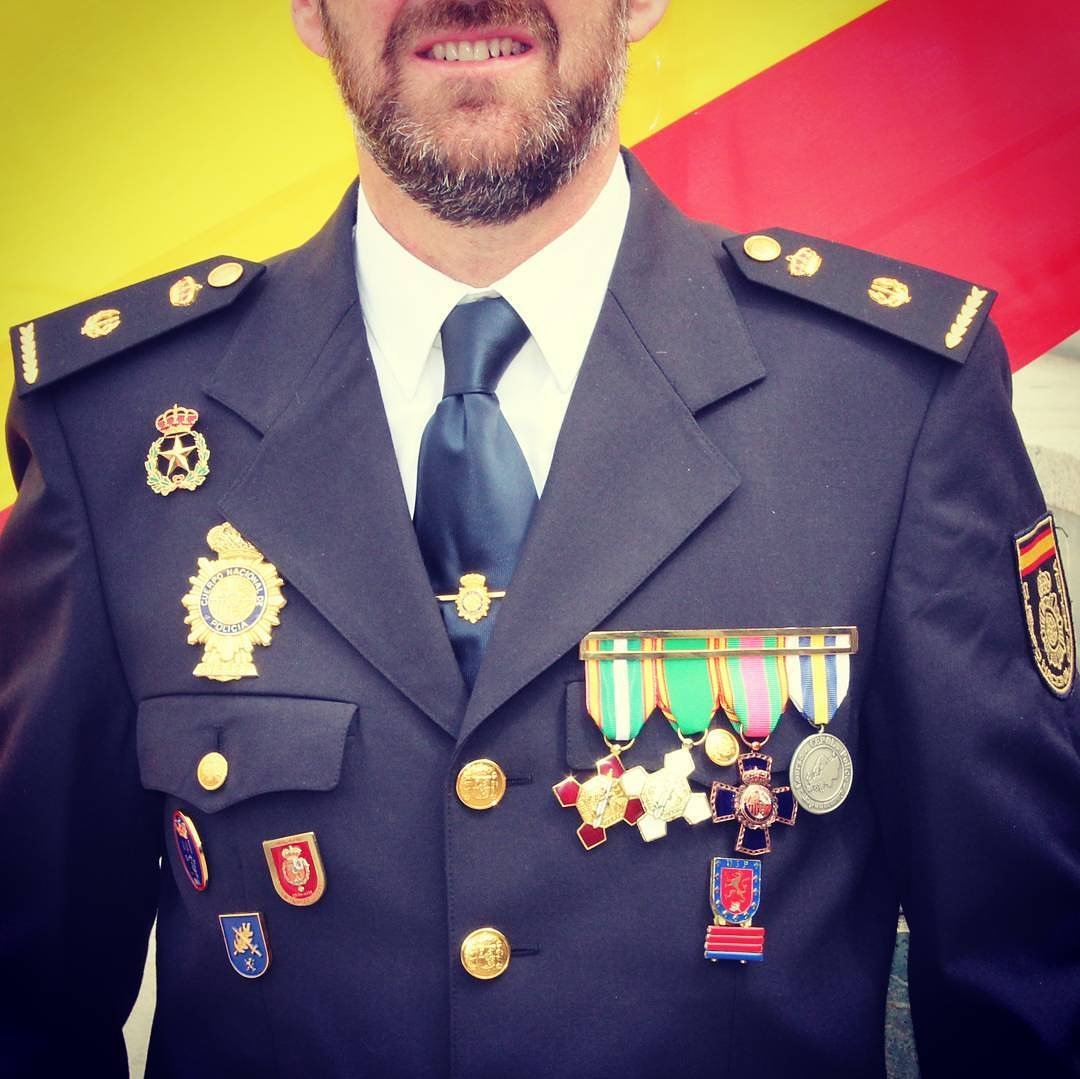 undercover_25_'s tweet photo. Se llama Rafael Rodríguez Ordóñez y es inspector jefe del grupo V de la UIP (antidisturbios) de la policía nacional.

Desde su cuenta en esta red social ha puesto mensajes como éstos tras el desahucio de Maricarmen ejecutado por sus compañeros antidisturbios. https://t.co/MVlTfSE9Qz