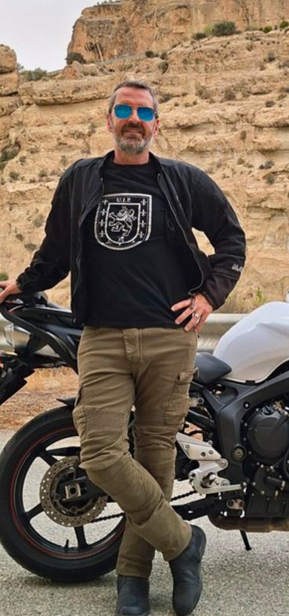 undercover_25_'s tweet photo. Se llama Rafael Rodríguez Ordóñez y es inspector jefe del grupo V de la UIP (antidisturbios) de la policía nacional.

Desde su cuenta en esta red social ha puesto mensajes como éstos tras el desahucio de Maricarmen ejecutado por sus compañeros antidisturbios. https://t.co/MVlTfSE9Qz