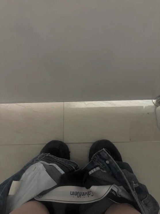 Messerstich's tweet photo. 男女共用トイレで1人だと思って『ブリッ』『ウッ〜』って声出しながら💩ぶりぶりしてたんだけどこれってカメラ…？？
#裏アカ女子 https://t.co/0Na9AaiIfP