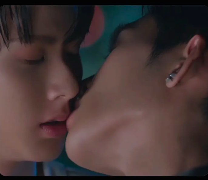 jay_joyjayy's tweet photo. For yall saying wan might reject the kiss …i dont think so😭 https://t.co/YczydgnVV3