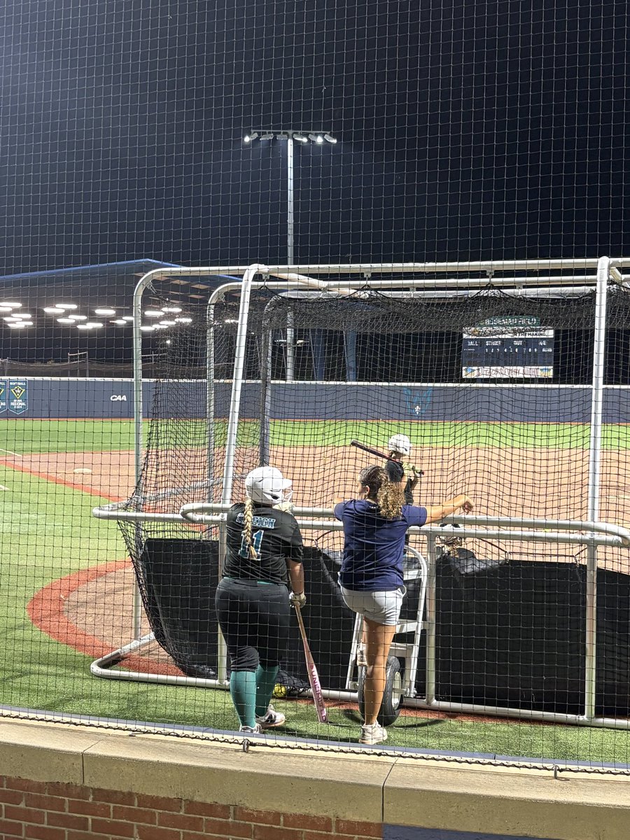 kbsmeigh's tweet photo. Live swings last night with @alyss_33 @CatchingIron @UNCWsoftball @UNCWsbcamp @AshleyWadeUNCW.  
@Piper_Nichols_7 and @BreelynPeed2029 let’s do it again sometime! https://t.co/AjrYc3VV4K
