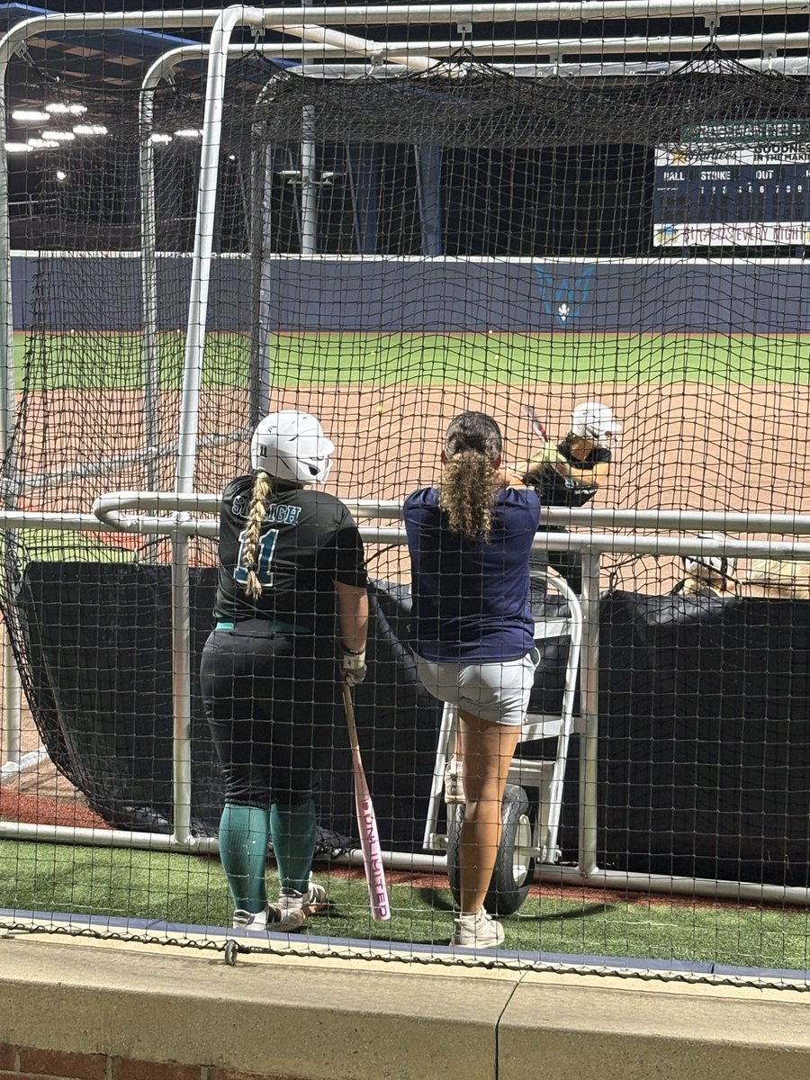 kbsmeigh's tweet photo. Live swings last night with @alyss_33 @CatchingIron @UNCWsoftball @UNCWsbcamp @AshleyWadeUNCW.  
@Piper_Nichols_7 and @BreelynPeed2029 let’s do it again sometime! https://t.co/AjrYc3VV4K