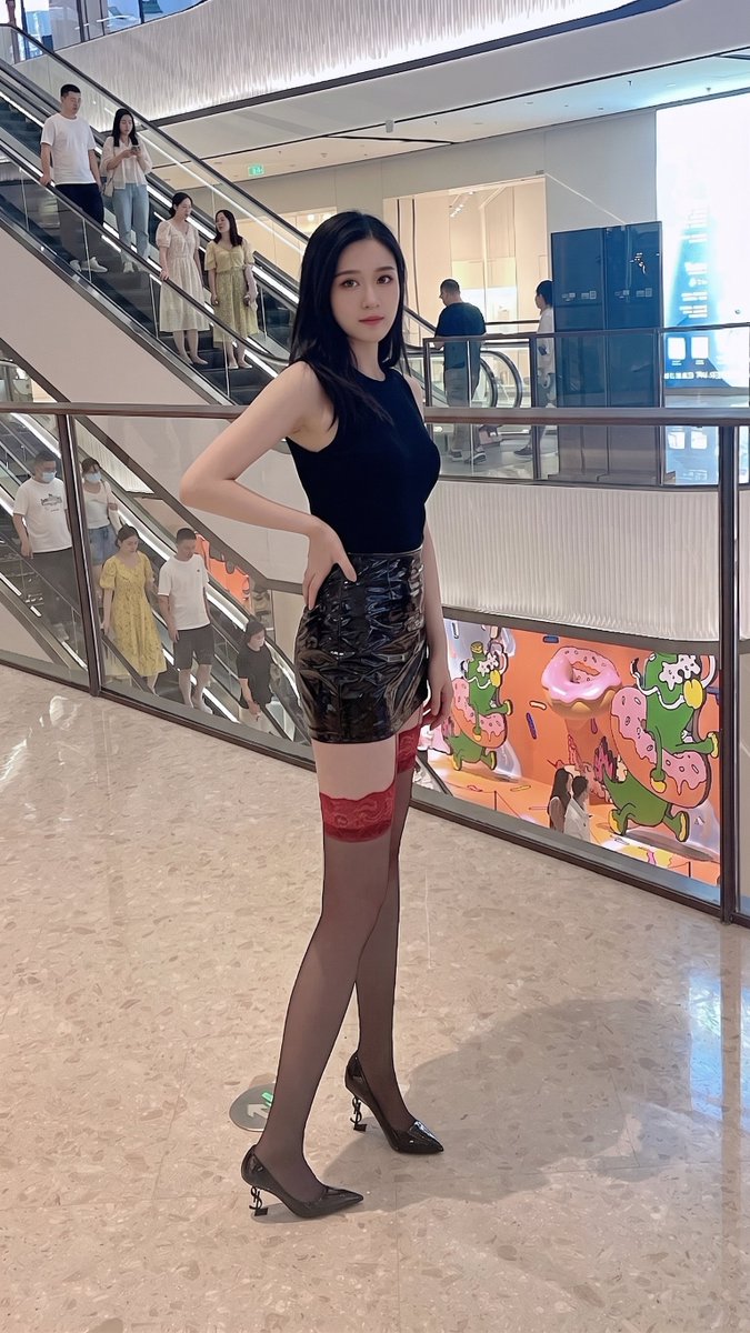 wayl_khdr's tweet photo. "只要我不尴尬，尴尬的就是别人。话是这么说，但穿着丝袜在商场中庭被围观的时候，心跳还是漏了一拍" https://t.co/n8x2R7uxKH