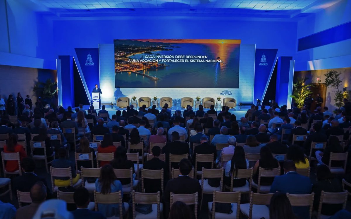 JosePaliza's tweet photo. Nuestra posición en el mapa es una ventaja; convertirla en prosperidad es nuestra tarea. En Visión Marítima 2026, evento organizado por la Asociación de Navieros 🇩🇴,  propuse conectar mejor puertos 🚢, producción y mercados, con una estrategia que impulse empleos de calidad y oportunidades para todos.