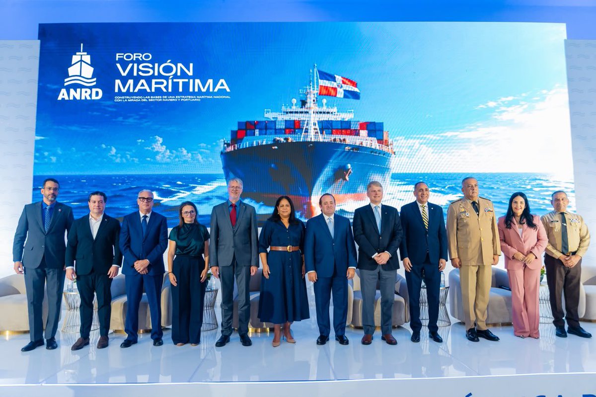 JosePaliza's tweet photo. Nuestra posición en el mapa es una ventaja; convertirla en prosperidad es nuestra tarea. En Visión Marítima 2026, evento organizado por la Asociación de Navieros 🇩🇴,  propuse conectar mejor puertos 🚢, producción y mercados, con una estrategia que impulse empleos de calidad y oportunidades para todos.