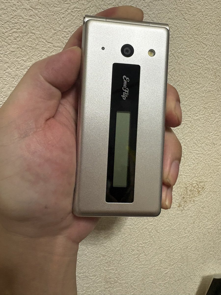 eme2532's tweet photo. 欲しかったカメラ見つけれたので即買い
シルバー、ホワイト、ピンクの3種類あってピンクかなと思ってたけどヘイセイシルバー、エンジェルホワイト、プリンセスピンクって商品名だったのでシルバー一択
これでエメさんもまた平成のナウなヤングだぜ https://t.co/dC8Bv005Qi