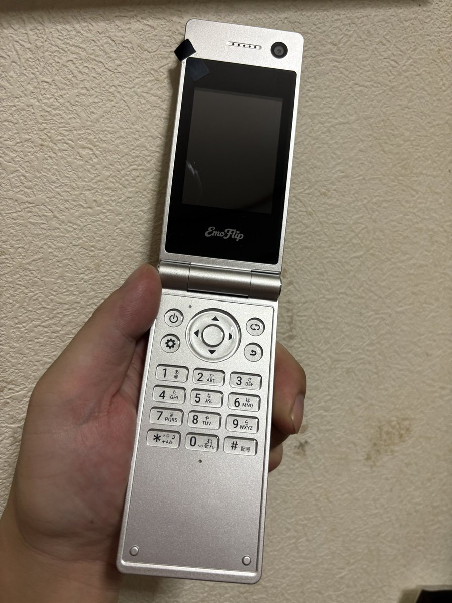 eme2532's tweet photo. 欲しかったカメラ見つけれたので即買い
シルバー、ホワイト、ピンクの3種類あってピンクかなと思ってたけどヘイセイシルバー、エンジェルホワイト、プリンセスピンクって商品名だったのでシルバー一択
これでエメさんもまた平成のナウなヤングだぜ https://t.co/dC8Bv005Qi