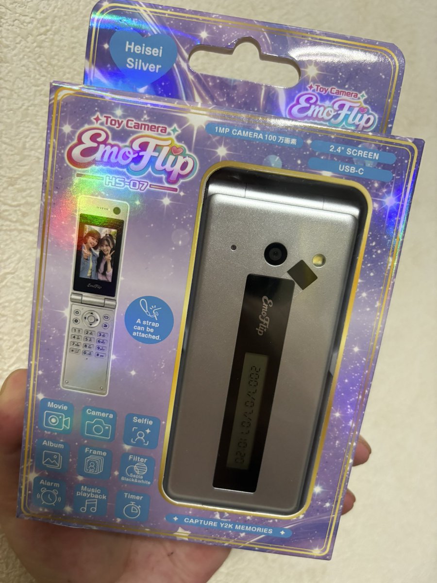 eme2532's tweet photo. 欲しかったカメラ見つけれたので即買い
シルバー、ホワイト、ピンクの3種類あってピンクかなと思ってたけどヘイセイシルバー、エンジェルホワイト、プリンセスピンクって商品名だったのでシルバー一択
これでエメさんもまた平成のナウなヤングだぜ https://t.co/dC8Bv005Qi