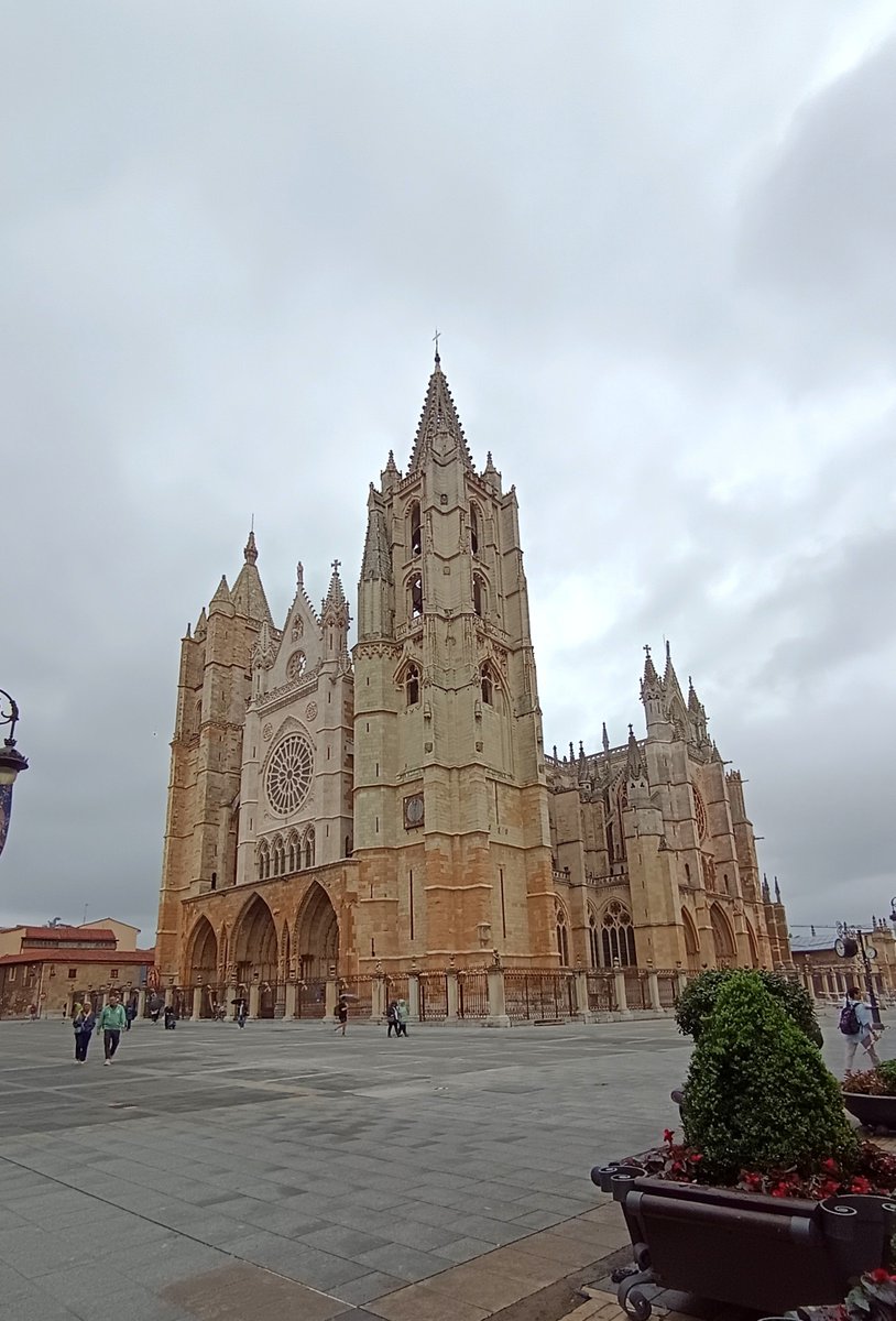 MCaminocalvo's tweet photo. La belleza de lo eterno en un instante fugaz.
📸: Catedral de León. https://t.co/6PpkcwygCV