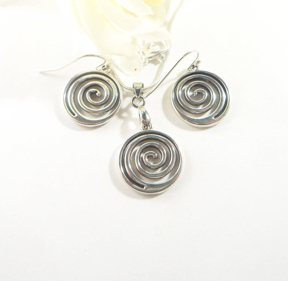 valroseshowers's tweet photo. Add a touch of elegance and simplicity to your style with this Silver Spiral Jewelry Set, featuring a beautifully crafted spiral pendant necklace and matching circular charm earrings. https://t.co/zlOUR2TiKq #swirlearrings #geometricearrings #jewelryset #giftsforher https://t.co/NCfYXjJqzS