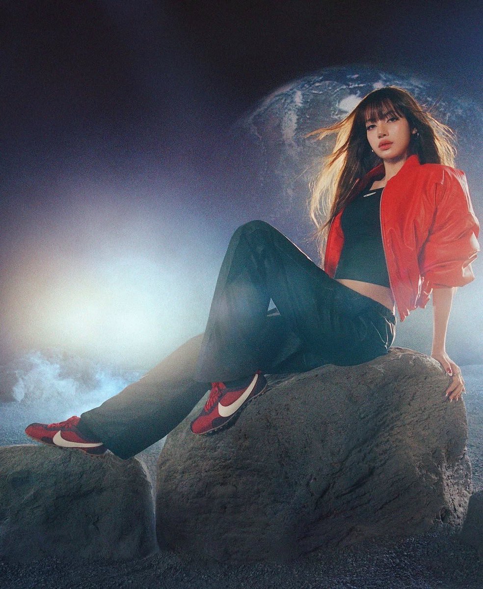 LISANATIONS_'s tweet photo. #LISA x @Nike Moon Shoe 👟🌖 ✔™

@wearelloud 
#LISAxNIKE https://t.co/lN6D2mowH1