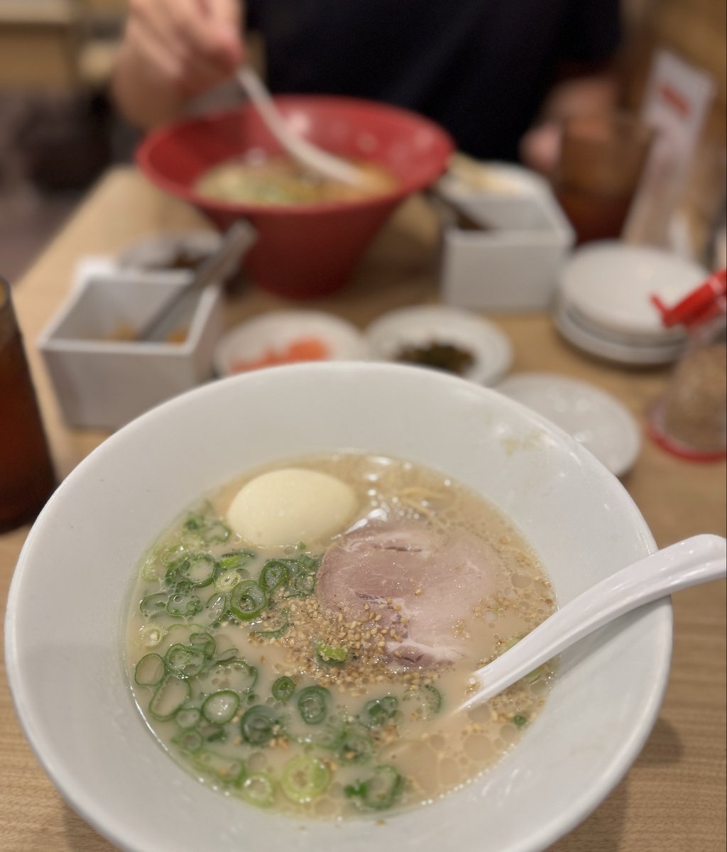hatobonheur's tweet photo. 優待で一風堂ランチ🍜私は安定の白、夫は赤。油そばめっちゃ気になったけど、勇気出せずいつものにしちゃったー。優待カードになって使いやすくなった。

#力の源ホールディングス
#株主優待 https://t.co/uYEKs7lX10