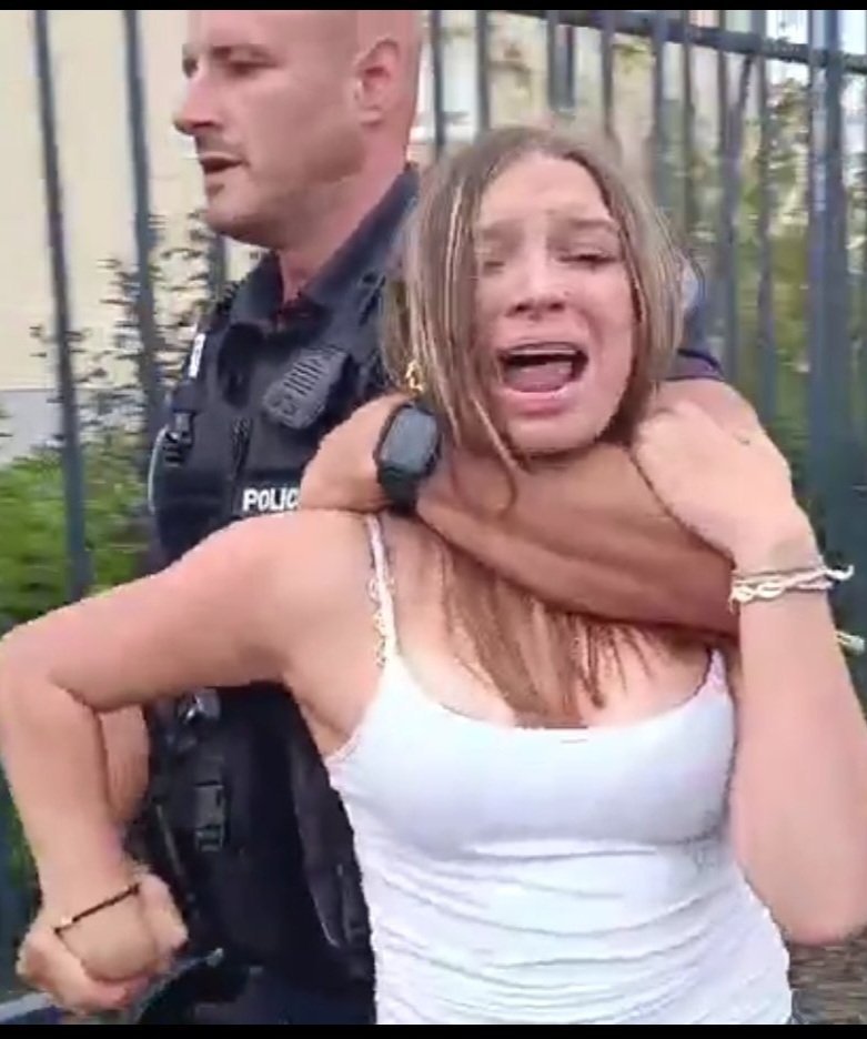 Manouck44's tweet photo. Cette image illustre parfaitement la manière dont la macronie traite la jeunesse ce pays. https://t.co/tNVsAOGsJo