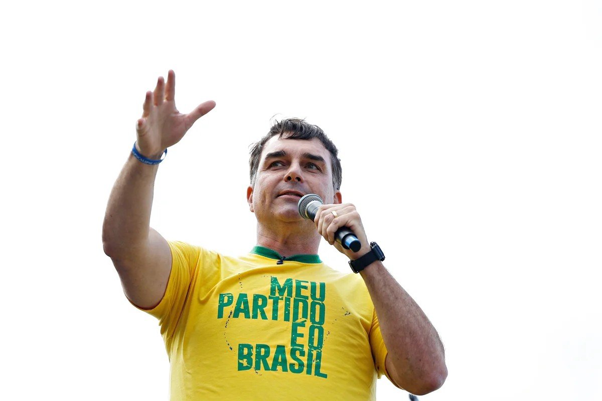 Zack_lope's tweet photo. 🚨BASTIDOR: Campanha de Flávio Bolsonaro pressiona a Globo e afirma que NÃO DIVIDIRÁ o debate com Renan Santos.

Com a ausência de Lula, a possível convocação de Renan passou a ser discutida nos bastidores.

A campanha de Flávio já comunicou que não aceita dividir o palco com o candidato do Missão.

Renan tenta agora garantir sua participação no debate por meio do TSE.