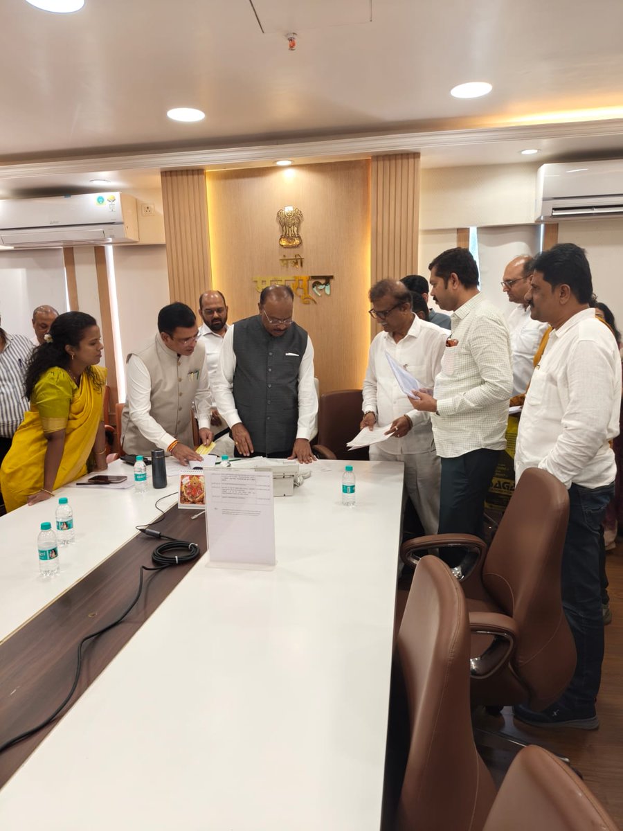 ipramod_jathar's tweet photo. आज राज्याचे महसूलमंत्री मा. ���्री. चंद्रशेखरजी बावनकुळे साहेब यांची भेट घेऊन रत्नागिरी जिल्ह्यातील भीषण दुष्काळी परिस्थितीवर अत्यंत महत्त्वाची चर्चा केली.
.
.
.
.
#KonkanDevelopment #FarmersRights #RuralDevelopment #bjpmaharashtra #pramodjathar https://t.co/ryrjJeu39U