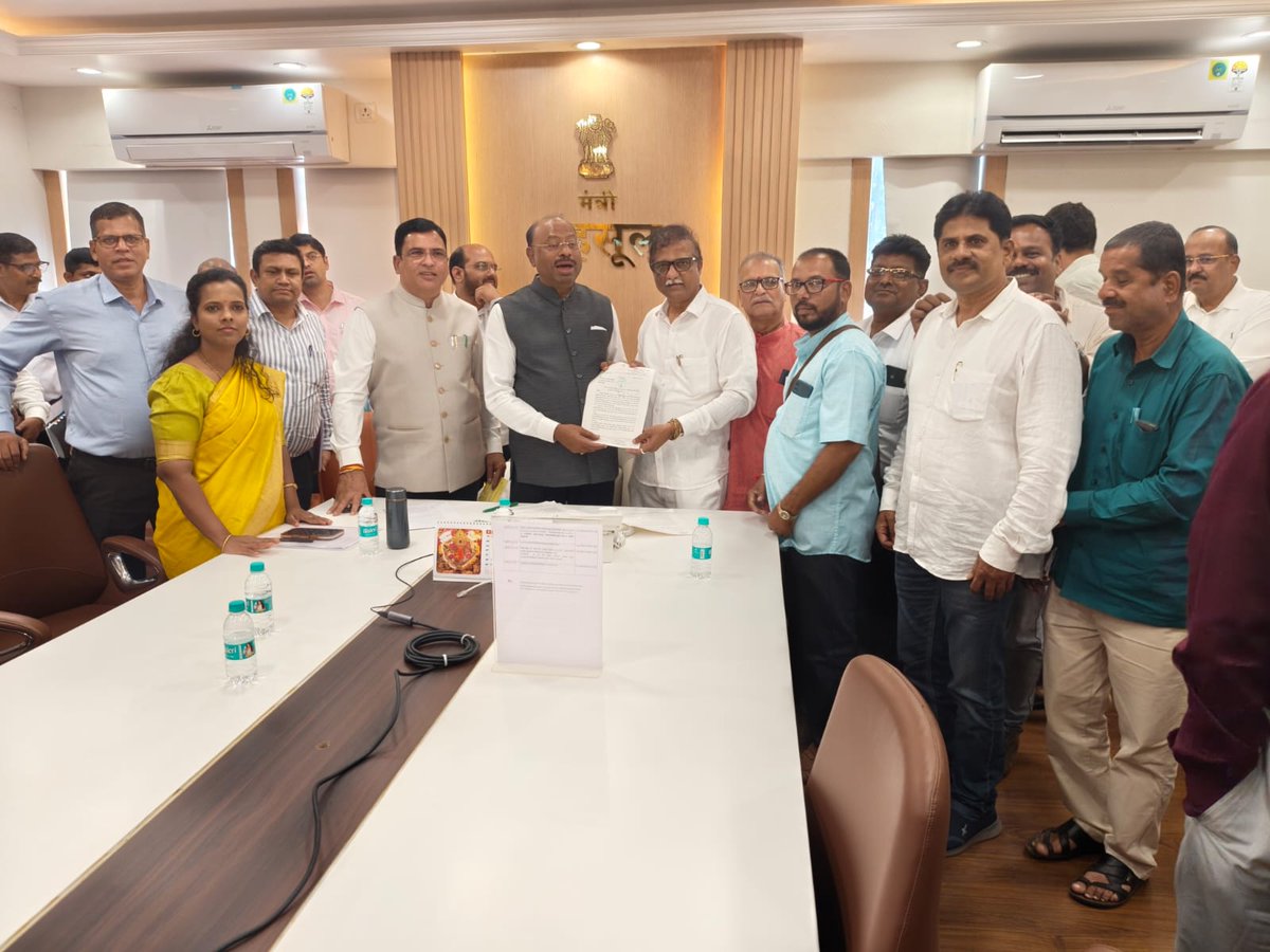 ipramod_jathar's tweet photo. आज राज्याचे महसूलमंत्री मा. ���्री. चंद्रशेखरजी बावनकुळे साहेब यांची भेट घेऊन रत्नागिरी जिल्ह्यातील भीषण दुष्काळी परिस्थितीवर अत्यंत महत्त्वाची चर्चा केली.
.
.
.
.
#KonkanDevelopment #FarmersRights #RuralDevelopment #bjpmaharashtra #pramodjathar https://t.co/ryrjJeu39U