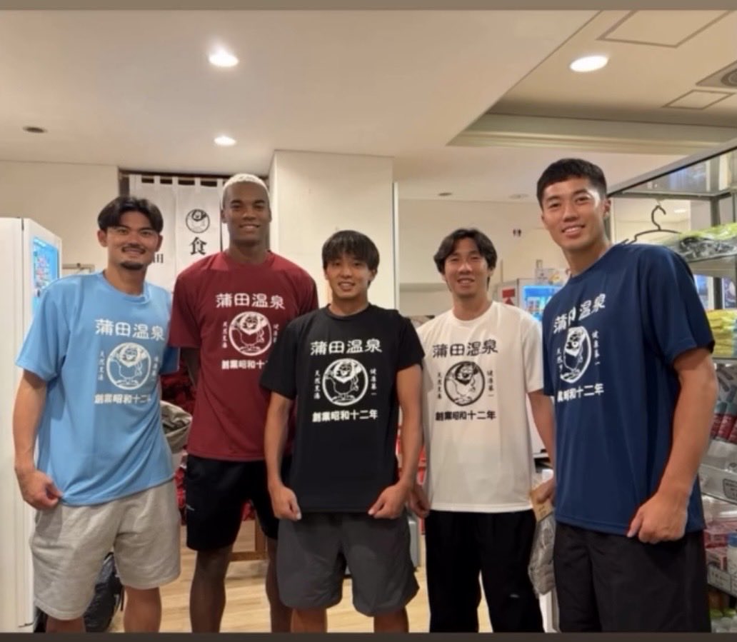 kamataonsen12's tweet photo. 蒲田温泉と言えばサッカー選手⚽️⁉️

先日も5人グループでご来店いただきました⚽️

#鹿児島ユナイテッド
#池田樹雷人　選手
#下田北斗　選手

#浦和レッズ
#福井光輝　選手

#SC相模原
#奥山洋平　選手

#町田ゼルビア
#望月ヘンリー海輝　選手

なんと香川真司選手のご紹介でのご来店😍
蒲田温泉Tシャツもお買い上げいただき、ありがとうございました‼️

またのお越しをお待ちしております♨️

#蒲田温泉
#香川真司