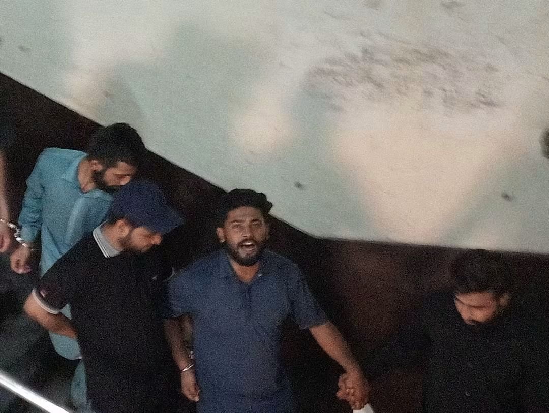 MubasharAwan804's tweet photo. شیخ اغا سرور ایک صحافی ہے کوئی تحریک انصاف کا کارکن نہیں ایک صحافی کے ساتھ اتنی زیادتی بغیر کسی جرم کے جیل میں ڈالا ہوا ہے اور صحافتی تنظیمیں بالکل خاموش ہیں اس پر https://t.co/MhftzHrCzt