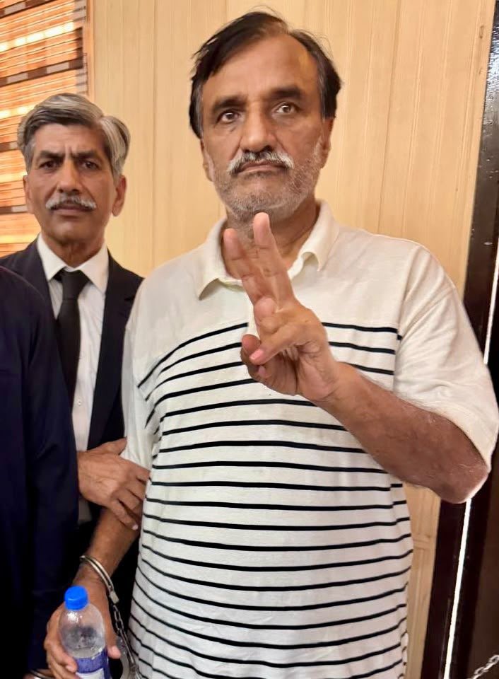 zubairniazi's tweet photo. میجر (ر) ظفر اقبال گوندل دہشتگردی مقدمہُمیں 14 دن ناجائز قید رہے اور  آج جب گوجرانوالہ کی انسدادِ دہشت گردی عدالت نے مقدمہ خارج کر کے رہائی کا حکم دیا تو کمرۂ عدالت سے باہر آتے ہی انہیں دوبارہ حراست میں لے لیا گیا۔
اس ناجائز حکومت کی ناجائز و غیر قانونی گرفتاریاں انصاف کا قتل ہے https://t.co/4X06Cdjc09
