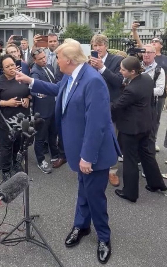 AntiTrumpCanada's tweet photo. Medical experts have studied Trump’s stance and determined quadriceps weakness in his right leg combined with impaired postural control, can be traced back to Epstein Island, where he raped kids with his good pal, Jeffrey.

More cutting-edge medical analysis coming soon. https://t.co/cz1xu2kRcz