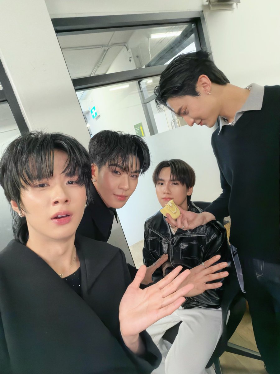 savewrg's tweet photo. ไหนใครมารอเจอกันบ้าง ทางนี้พร้อมแล้วน้า 

MR FANBOY AT FLEX
#Flex1045xMrFanboy https://t.co/yAeo5dIud7