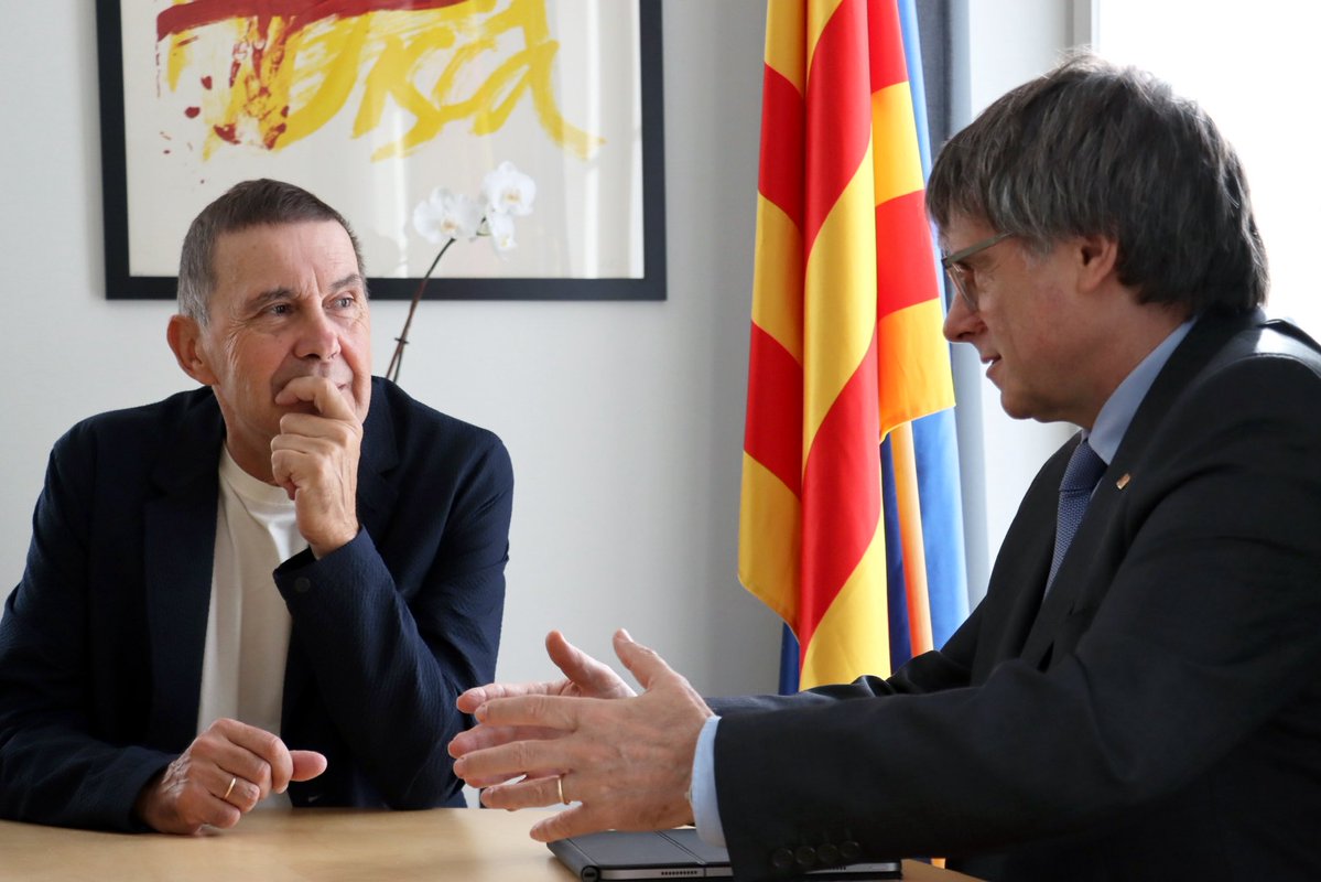 ArnaldoOtegi's tweet photo. Euskal Herriak eta Kataluniak nazioarteko testuinguru aldakor, konplexu eta ziurgabean dituzten erronken inguruan mintzatu gara @G_Elejabarrieta eta biok Waterloon Carles Puigdemont (@KRLS) presidentearekin.

Nazio aitortzan aurrerapauso sendoak emateko eta gure herrien eskubide nazional, politiko, sozial, kultural eta linguistikoak aitortuak eta bermatuak izan daitezen lanean jarraitzeko konpromisoa berretsi dugu.
