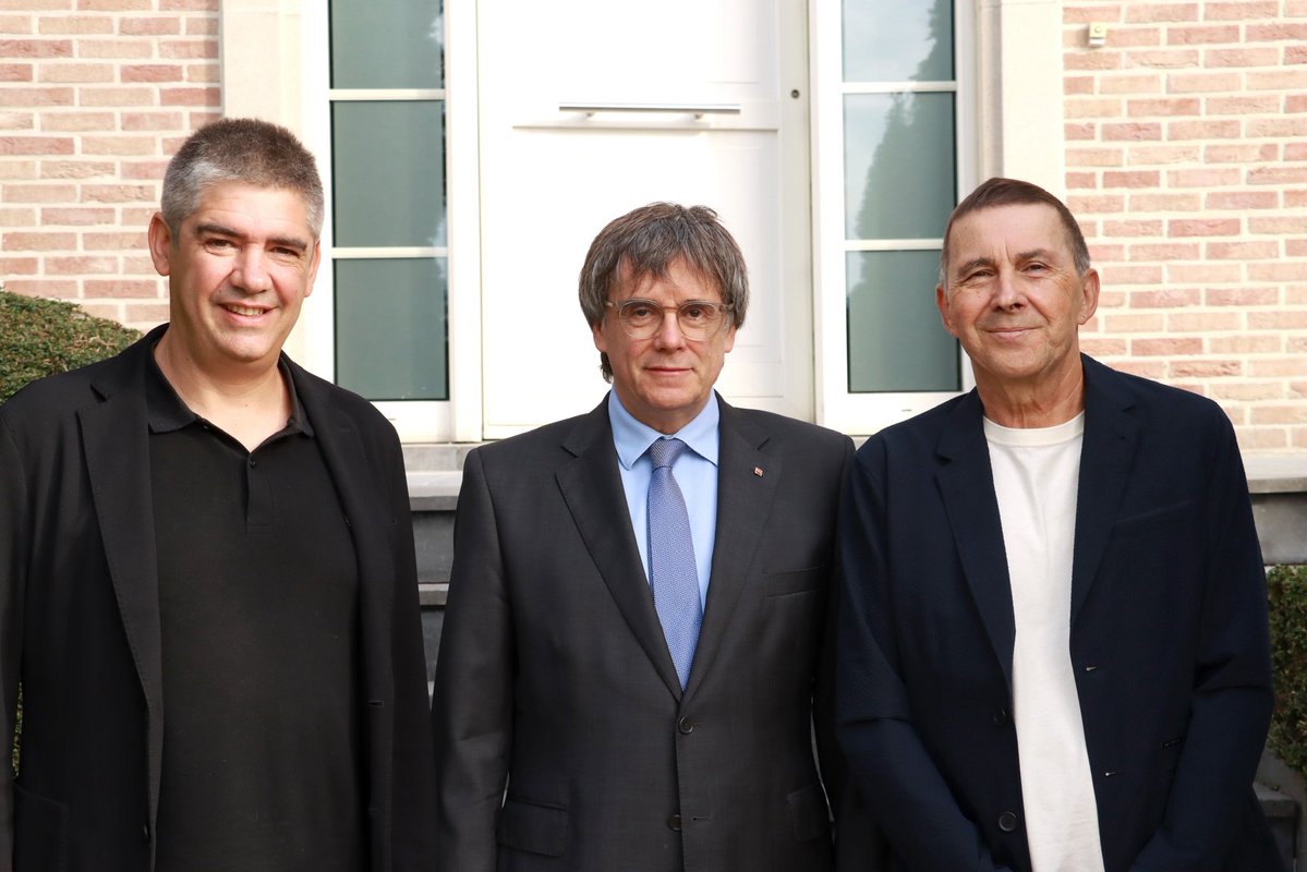 ArnaldoOtegi's tweet photo. Euskal Herriak eta Kataluniak nazioarteko testuinguru aldakor, konplexu eta ziurgabean dituzten erronken inguruan mintzatu gara @G_Elejabarrieta eta biok Waterloon Carles Puigdemont (@KRLS) presidentearekin.

Nazio aitortzan aurrerapauso sendoak emateko eta gure herrien eskubide nazional, politiko, sozial, kultural eta linguistikoak aitortuak eta bermatuak izan daitezen lanean jarraitzeko konpromisoa berretsi dugu.