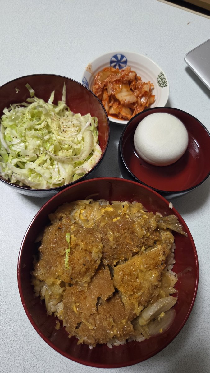 endless725's tweet photo. 今日は惣菜のアジフライを使って天丼✨️フライを煮込んで生卵を最後に流し込む。味が染みたアジフライ丼です。ご飯大盛りですよ。汁ダクなのでご飯が美味しく食べれるよ。お腹いっぱいでーす✨️ご馳走様でした🍚
#料理　
#自炊　
#おうちごはん https://t.co/nueQiS8duj