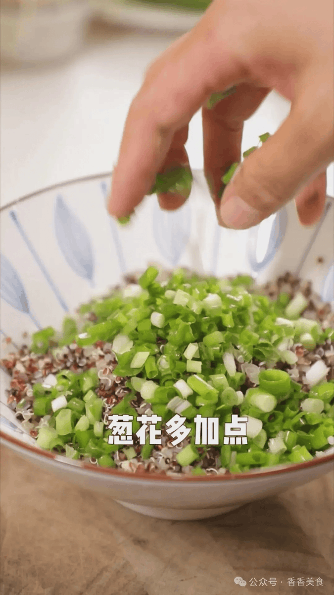 DeloiseConpak4's tweet photo. Comida减脂！Ensalada de quinoa con espinacas, tomates cherry y pollo a la plancha — ligera, sabrosa y perfecta para cuidar la figura. https://t.co/PgbY5wgzYn