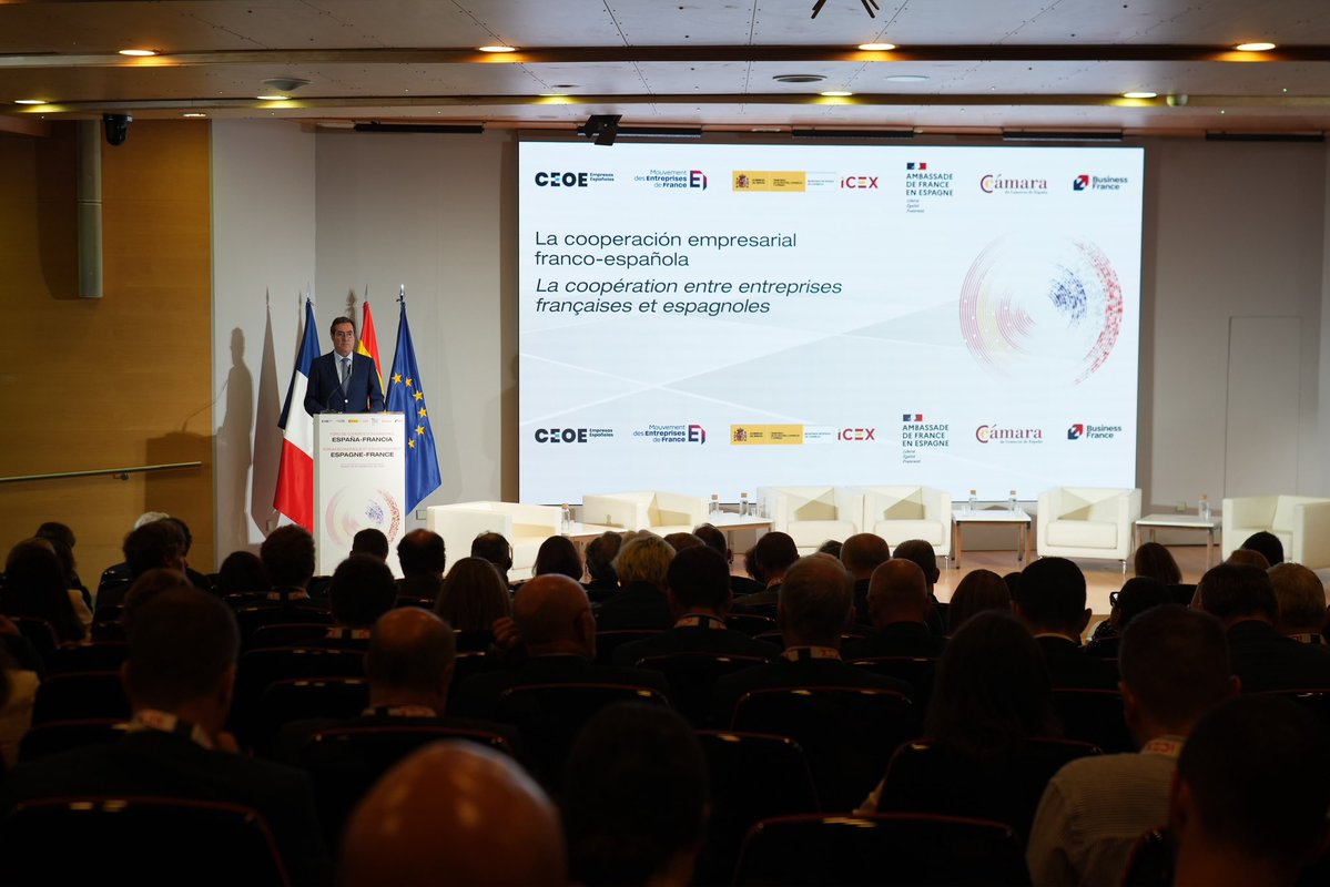 CEOE_ES's tweet photo. 🇪🇸🇫🇷 El presidente de CEOE, @agaramendil, ha participado en el Foro de Comercio e Inversiones España-Francia, con motivo de la visita del presidente de Francia, @EmmanuelMacron 

Un encuentro para reforzar la cooperación, impulsar nuevas alianzas y avanzar en la #competitividad https://t.co/XTu2AugTMP