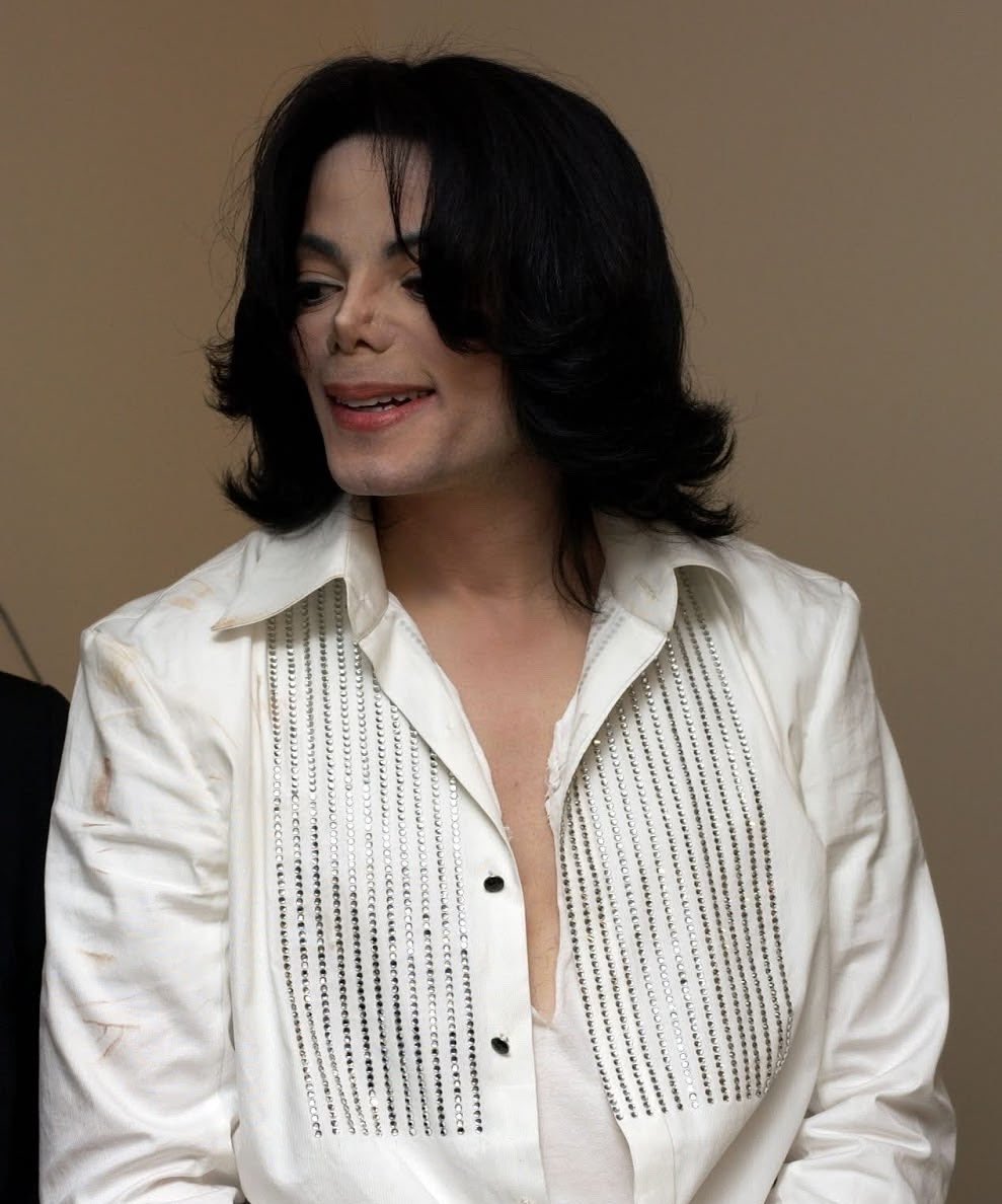 mjculturebrasil's tweet photo. 🚨🤯 Michael Jackson previu a era do Streaming e apontou o caminho que a indústria seguiu… 

No início dos anos 2000, a pirataria digital e os downloads em MP3 causaram um pânico absoluto na indústria fonográfica. A resposta das gravadoras e do Congresso dos EUA? Um projeto de lei radical que pretendia transformar o ato de baixar música na internet em um crime com pena de prisão. Eles queriam colocar os próprios consumidores atrás das grades.

Enquanto a indústria e grande parte da classe artística apoiavam as algemas, o Rei do Pop decidiu nadar contra a maré. Em 1º de julho de 2003, Michael Jackson emitiu um pronunciamento público histórico. Ele não apenas defendeu os fãs — lembrando aos executivos quem realmente sustentava o negócio da música —, mas também provou que a sua visão de mercado estava décadas à frente do seu tempo.

Em vez de punição, Michael apontou para a inovação. Ele citou a recém-criada iTunes Music Store da Apple como o modelo a ser seguido, prevendo com exatidão que o futuro não seria travar a tecnologia à força, mas sim criar plataformas digitais oficiais e acessíveis. Anos antes do domínio global de gigantes como Spotify e Apple Music, o Rei do Pop já havia desenhado o modelo do streaming.