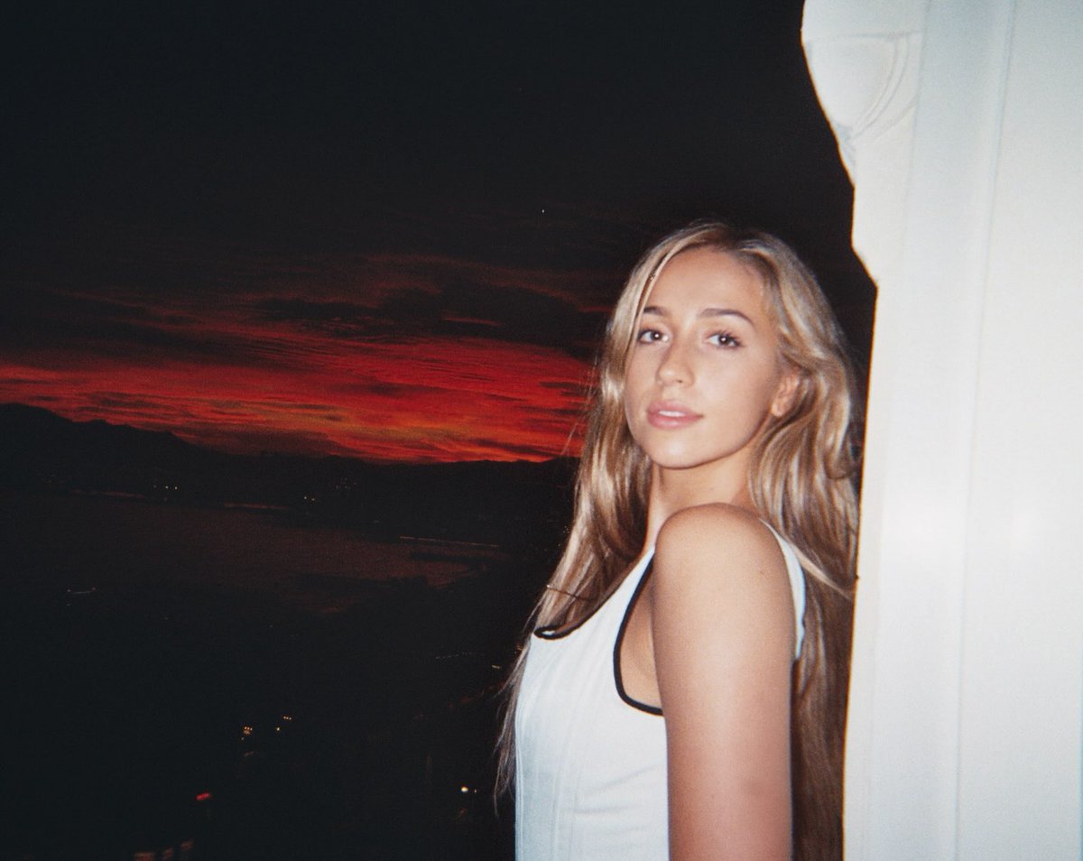 t8mcraefeed's tweet photo. Tate McRae via her Instagram! 🤍

“I’m alive and obsessed with the sky” https://t.co/IsNmBl8Q1t