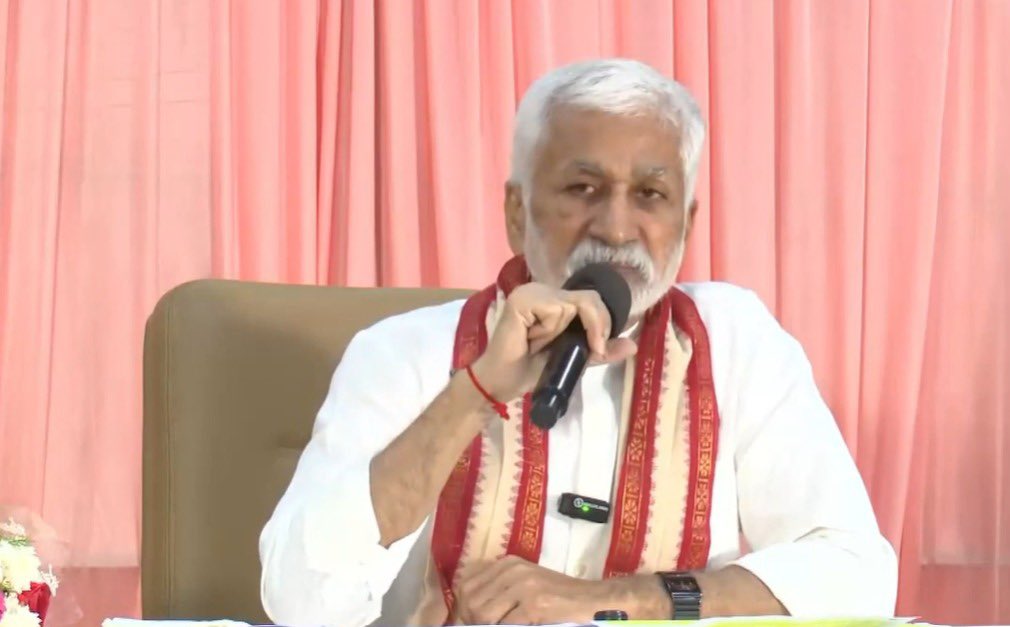 PenAndhra's tweet photo. గతం మరిచిన సాయిరెడ్డి

వైసీపీలో సర్వాధికారాలు అనుభవించి.. ఇప్పుడు సొంత పార్టీపైనే విజయసాయిరెడ్డి నిందారోపణలు చేయడం తీవ్ర చర్చనీయాంశమవుతోంది. పార్టీలో కీల‌క‌ నాయకుడిగా చలామణి అయి, అన్ని రకాలుగా ప్ర‌యోజ‌నాలు పొందిన ఆయన, ఈరోజు ఆ స్వేచ్ఛ‌, గౌర‌వ మ‌ర్యాదాలు ఇచ్చి, స‌మాజంలో ఒక నాయ‌కుడిగా దేశ వ్యాప్తంగా గుర్తింపు ఇచ్చిన పార్టీపై విమర్శలు గుప్పించడాన్ని నెటిజన్లు తీవ్రంగా తప్పుపడుతున్నారు. 

2017 ఆగస్టు 29న జ‌గ‌న్ పాద‌యాత్ర‌కు ముందు కాకినాడ మున్సిపల్ కార్పొరేషన్ ఎన్నిక‌లు జ‌రిగాయి. ఆ ఎన్నిక‌ల బాధ్యతలను సాయిరెడ్డి దగ్గరుండి చూసుకున్న విషయం అంద‌రికీ గుర్తుండే ఉంటుంది. కాకినాడ‌లో మొత్తం 48 వార్డులకు గాను వైసీపీ కేవలం 10 స్థానాలను మాత్రమే గెలుచుకోగలిగింది. 

పార్టీ సిస్ట‌మ్ మొత్తం సాయిరెడ్డి చేతుల్లో ఉన్న‌ప్పుడు కాకినాడలో పార్టీని మెజార్టీ స్థానాల్లో గెలిపించలేకపోయిన సాయిరెడ్డికి, అసలు నాయకత్వ సామర్థ్యం ఉందా అనే ప్రశ్నలు ఉత్పన్నమవుతున్నాయి. ఇప్పుడు వేరే ప్రాంతాల ఎన్నికలపై సవాళ్లు విసరడం ఆయన రాజకీయ దిగజారుడుతనానికి నిదర్శనమని విమర్శలు వెల్లువెత్తుతున్నాయి.

విశాఖలో వైసీపీని ఒక్క సీటైనా గెలిపించగలరా అని సాయిరెడ్డి విసురుతున్న సవాళ్లపై సోషల్ మీడియాలో నెటిజన్లు ఘాటుగా స్పందిస్తున్నారు. "అంత క్యాపబిలిటీ ఉన్న నాయకుడివైతే నాడే కాకినాడలో ఎందుకు గెలిపించలేకపోయావ్?" అని నిలదీస్తున్నారు. 

పోనీ, విశాఖ‌లో జ‌రిగే మున్సిప‌ల్ కార్పొరేష‌న్ ఎన్నిక‌ల్లో నీ పార్టీ త‌ర‌ఫున ఒక్క డివిజ‌న్ అయినా గెలిపించుకోగ‌ల‌వా..? ఆ సామ‌ర్థ్యం విజ‌య సాయిరెడ్డికి ఉందా..? అని ప్ర‌శ్నిస్తున్నారు.