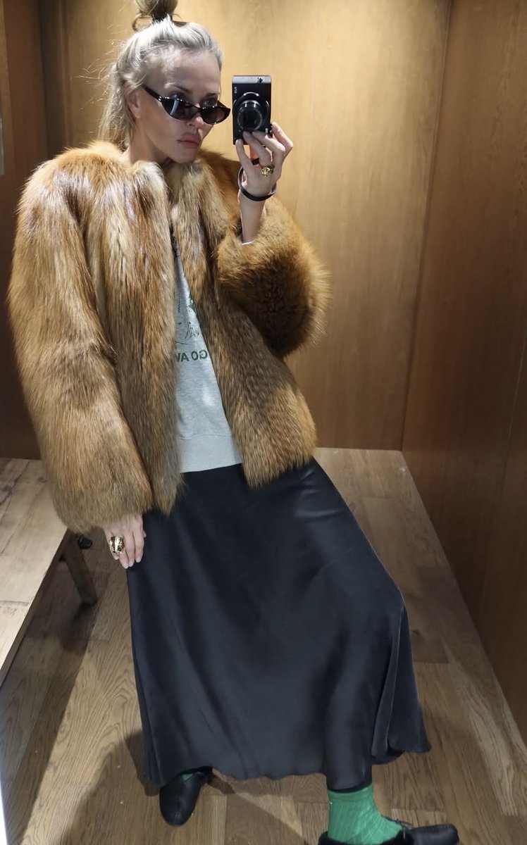 InfurMagazine's tweet photo. The temperature dropped. Fox season begins.

#infur #infurmagazine #fur #furfashion #fallfashion #fallstyle #fashionweek #streetstylefashion #streetstyle #furstyle #wildfur #fox #foxfur #foxjacket #foxcoat #furjacket #aw26 #fw26 #aw #fw #mobwife #fashionstatement #ott #qotd https://t.co/sX74UKoUta