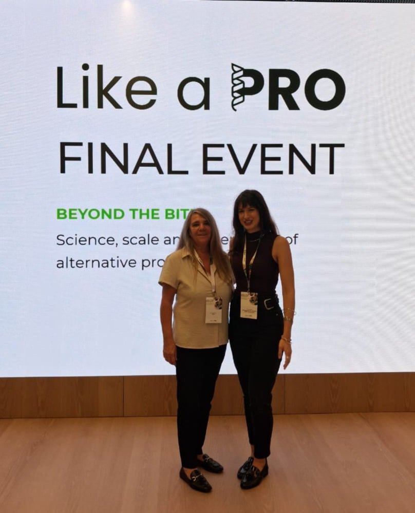 esFIAB's tweet photo. Eirini Xaxiri , responsable de Proyectos de la Federación griega SEVT, y @ConchaAvila, responsable de Proyectos Europeos de #FIAB, representando al grupo Spes en la reunión final del proyecto @LIKEAPRO_eu coordinado por @CNTA_CIT celebrado en el GOE del @bculinary
#LIKEAPRO https://t.co/Jeo50u81O9