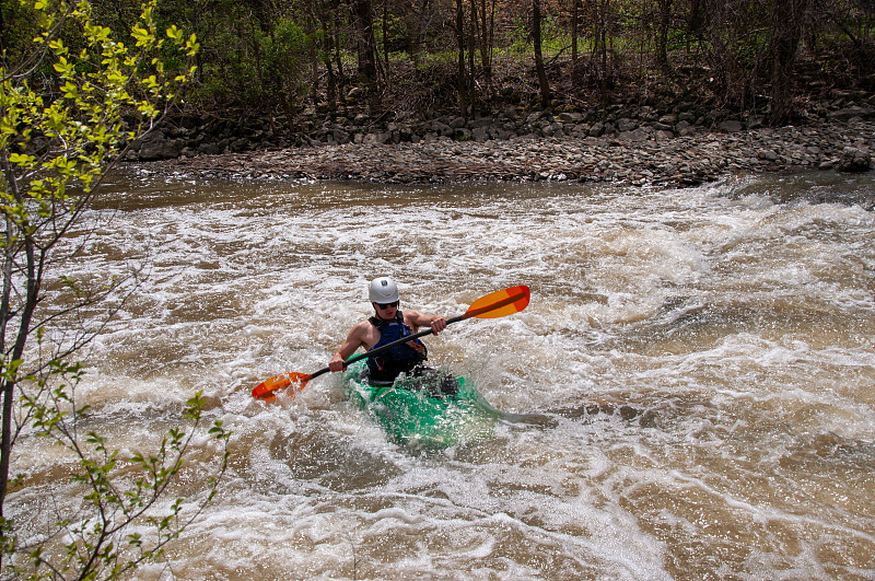santismutiara1's tweet photo. Thrilling adventure: the fierce waves of the canoe stir and shake the riverbank, creating an unforgettable moment by the water!， https://t.co/YCUX11eXR9