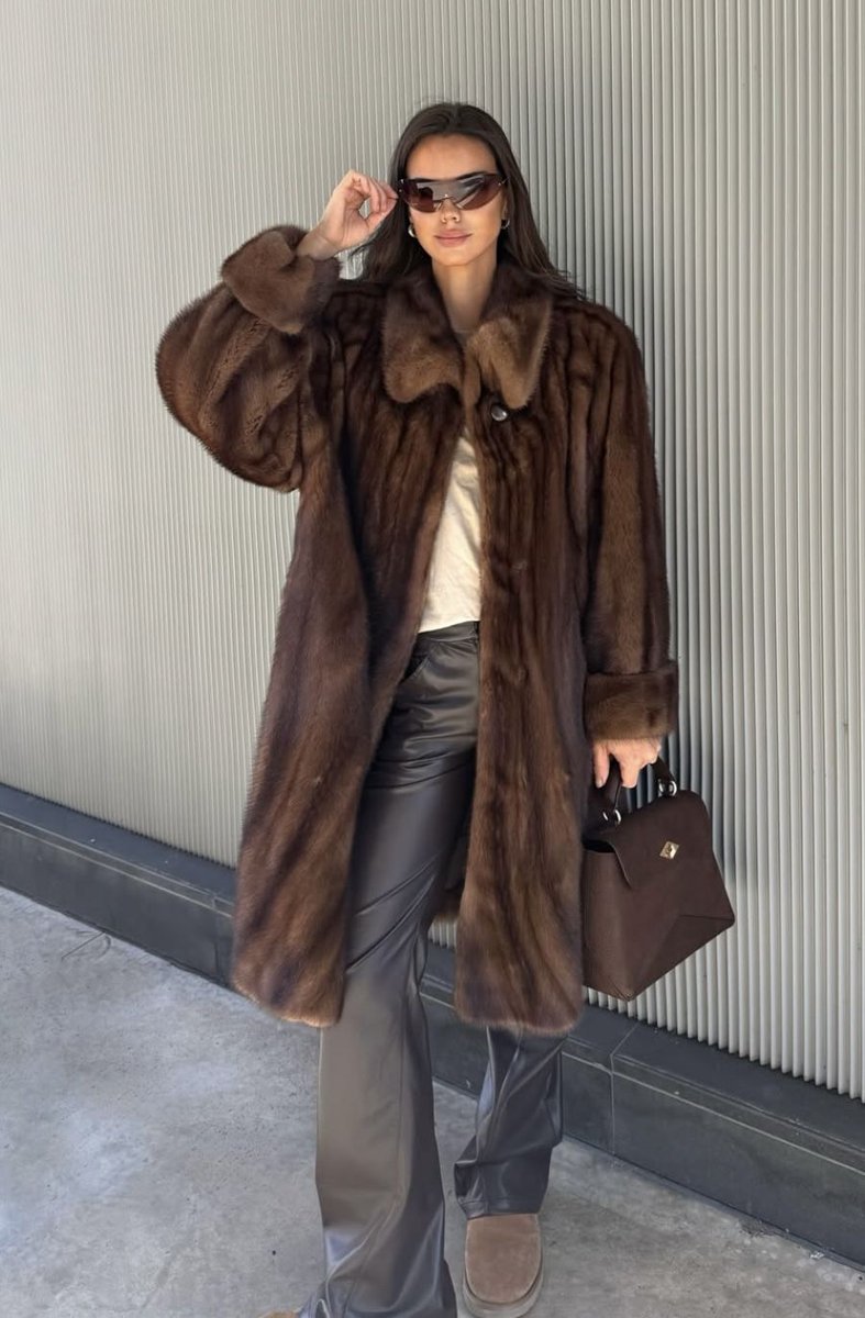 InfurMagazine's tweet photo. The ultra-unconventional version of urban chic.
#infur #infurmagazine #fur #furfashion #fallfashion #fallstyle #fashionweek #streetstylefashion #streetstyle #furstyle #mink #minkfur #minkjacket #minkcoat #furjacket #aw26 #fw26 #aw #fw #mobwife #ott #qotd #ootd #ootn #fypage #fy https://t.co/do1Hsa5gGn