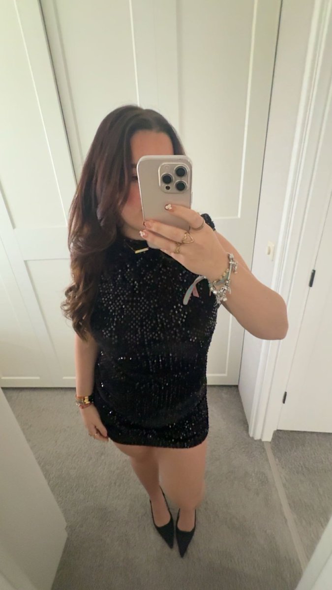jasmine1mh's tweet photo. Middag sends wie gaat deze godin dienen😜😜😜😜👑
#slaafjes #paypignl #findompiggy
#findomnl #tikkieslaafnl #content #kinky
#cashmeet #meesteres #goddes #slaafje
#paypig #betalen #paypigdutch #tikkieslaaf #geldslaaf https://t.co/Bg5K46a5Md