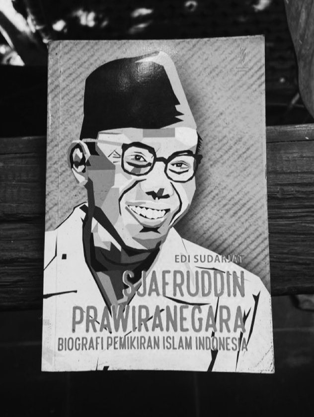 theonlyboy___'s tweet photo. 🧠 Inti pemikiran Sjafruddin
Kalau diringkas :
“ekonomi yang baik bukan hanya ekonomi yang menghasilkan kekayaan, tetapi ekonomi yang menghasilkan kesejahteraan dengan tetap mempertahankan moral dan tanggung jawab sosial.” https://t.co/GHAPA72pBR
