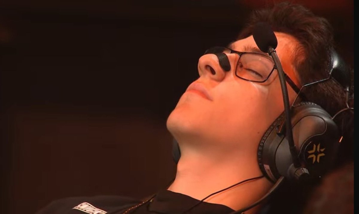 cora1xin's tweet photo. Hot Nerddd https://t.co/9YMNlUBp8M
