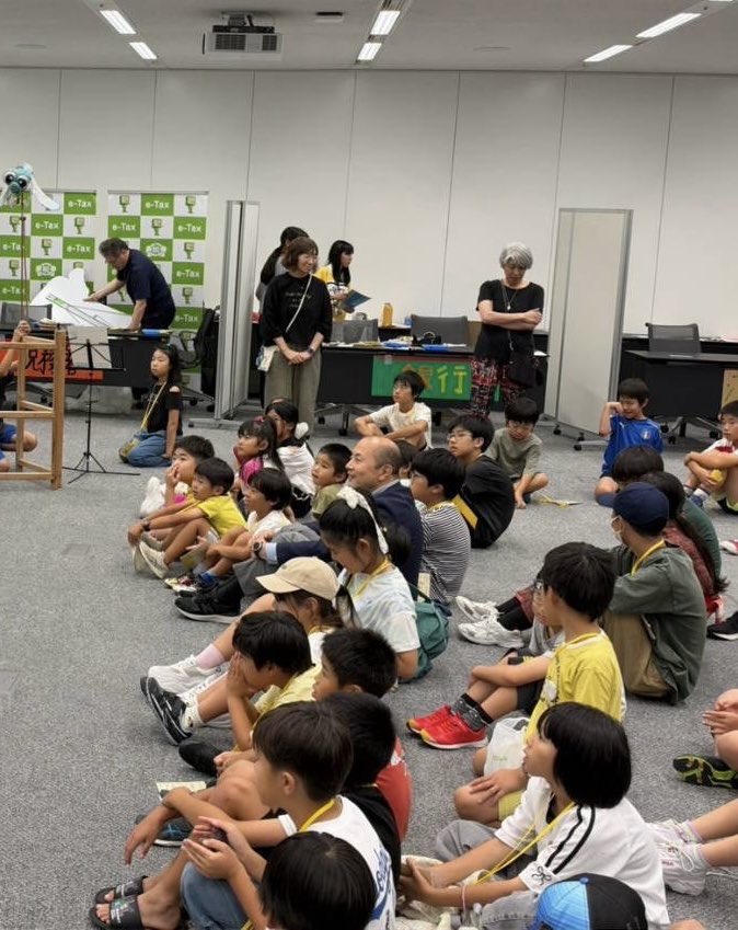 suzuki46genki's tweet photo. 9月22日、今年も「ながさKids☆Town」へ！

こどもたちが仕事をして給料を受け取り、税金を納め、自分たちの「市長」を選挙で選ぶ。社会の仕組みを体験する、活気あふれる「まち」でした。

「親子都市同盟」を結ぶ長崎市の市長として、私もKids☆Townの市民の皆さんと約40分間、意見交換をしました。「こどもたちにどのように育ってほしいですか？」との質問には、「『みんなちがってみんないい』と、お互いの違いを認め合える社会をつくってほしい」とお答えしました。

すると、続いて上演された紙芝居劇の合言葉も「みんなちがってみんないい」。思いがけない一致に、嬉しくなりました。

こどもたちが主役となり、違いを認め合いながら自分たちのまちをつくる。この取組みは、長崎の大きな財産です。Kids☆Town市民の皆さん、素晴らしい時間をありがとうございました！

#長崎市 #ながさKidsTown #みんなちがってみんないい