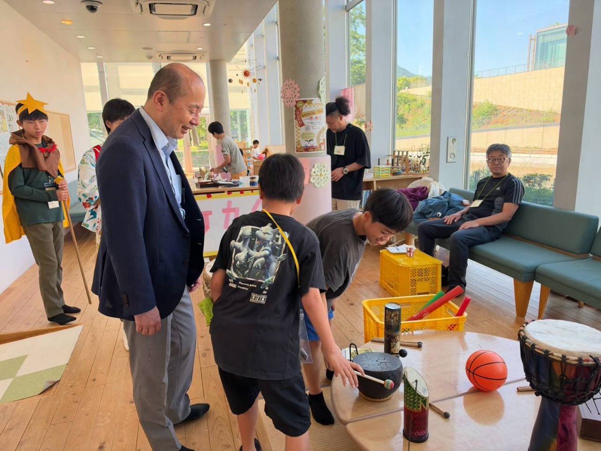 suzuki46genki's tweet photo. 9月22日、今年も「ながさKids☆Town」へ！

こどもたちが仕事をして給料を受け取り、税金を納め、自分たちの「市長」を選挙で選ぶ。社会の仕組みを体験する、活気あふれる「まち」でした。

「親子都市同盟」を結ぶ長崎市の市長として、私もKids☆Townの市民の皆さんと約40分間、意見交換をしました。「こどもたちにどのように育ってほしいですか？」との質問には、「『みんなちがってみんないい』と、お互いの違いを認め合える社会をつくってほしい」とお答えしました。

すると、続いて上演された紙芝居劇の合言葉も「みんなちがってみんないい」。思いがけない一致に、嬉しくなりました。

こどもたちが主役となり、違いを認め合いながら自分たちのまちをつくる。この取組みは、長崎の大きな財産です。Kids☆Town市民の皆さん、素晴らしい時間をありがとうございました！

#長崎市 #ながさKidsTown #みんなちがってみんないい