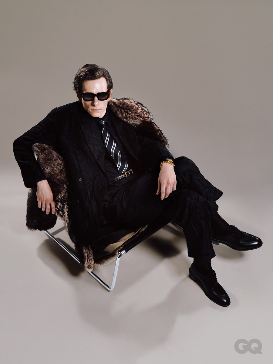 GQMagazine's tweet photo. Mike Faist on whether he identifies as a ‘rodent man’: “One hundo p!” https://t.co/eqYYLV6VXu https://t.co/kYfwzuaEMy