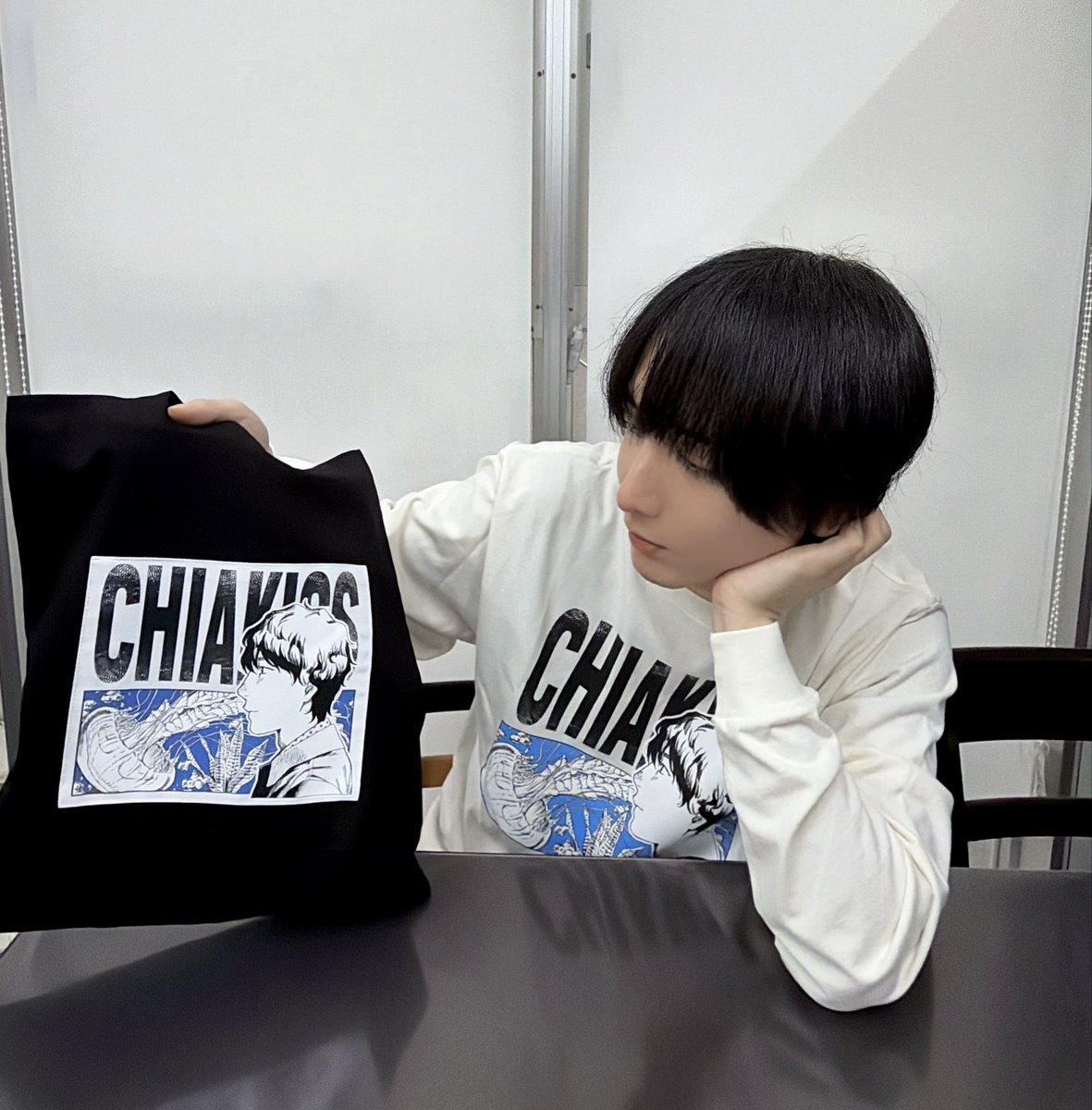 Chichichiakik's tweet photo. チアキッス、受注期間本日までとなっております。
トートバッグはA4ファイルやチアモーレが全然入る程度のサイズ感です🪼 https://t.co/oHRy8cS2ir